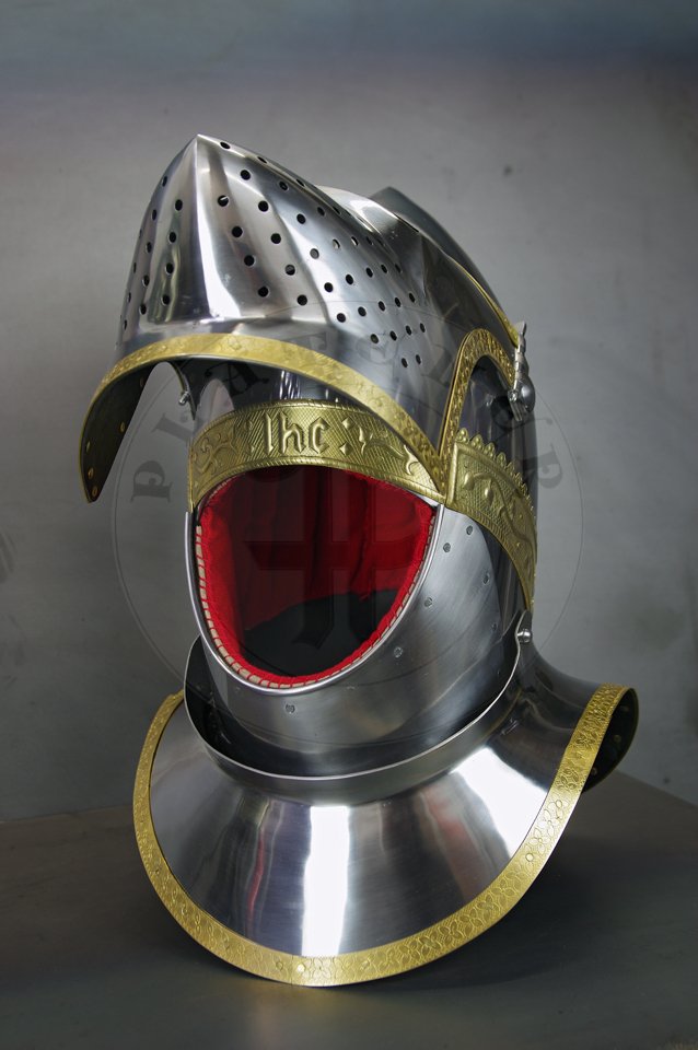 The great bascinet in English style for Agincourt battle period. Demi-greaves connected with greaves on rotary pin. Made of high quality mild steel of 2 mm and 1,5 mm thickness. Heat hardened and tempered up to 34 HRC. Brass bands decoration motive based on example visible on Henry V tournament helm. Brow plate and vervelles cover is interpretation based on few effigies from this period. Weight 6 kg./ Wielki bascinet w stylu angielskim na okres bitwy pod Agincourt. Wykonany z wysokiej jakoci stali niskowglowej o gruboci 2 mm i 1,5 mm. Hartowany i odpuszczany do 34 HRC. Mosine listwy dekoracyjne z motywem wzorowanym na hemie turniejowym Henryka V. Pozostae dekoracje s interpretacj wzorowan na kilku nagrobkach z epoki. Waga 6 kg.